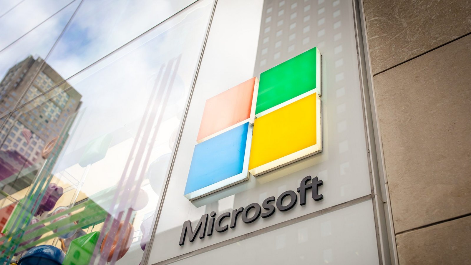 Die Microsoft-Aktie fällt trotz starker Quartalszahlen. Erfahren Sie, welche Faktoren den Kursrückgang ausgelöst haben und warum Anleger skeptisch sind.Foto: bluestork / shutterstock.com