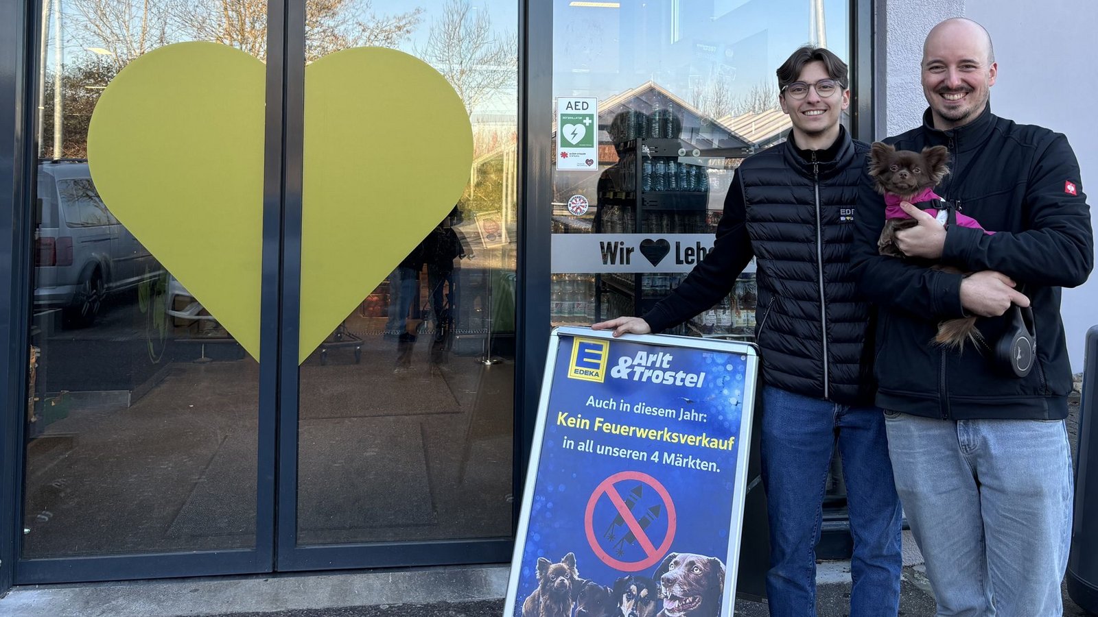 Die beiden Cousins Julian Trostel (re.) und Louis Arlt führen das Unternehmen mit seinen vier Edeka-Märkten in der dritten Generation.Foto: StZN/Dürr