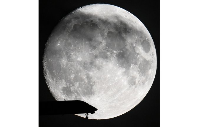 Ein Passagierflugzeug ist am 29.August 2023 im Landeanflug auf den Frankfurter Flughafen, während der Mond am Abendhimmel leuchtet.<span class='image-autor'>Foto: dpa/Arne Dedert</span>