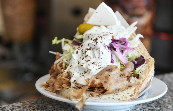 Der Döner ist laut einer Umfrage des Meinungsforschungsinstituts YouGov das beliebteste Fast Food der Deutschen.<span class='image-autor'>Foto: imago//Markus Joosten</span>