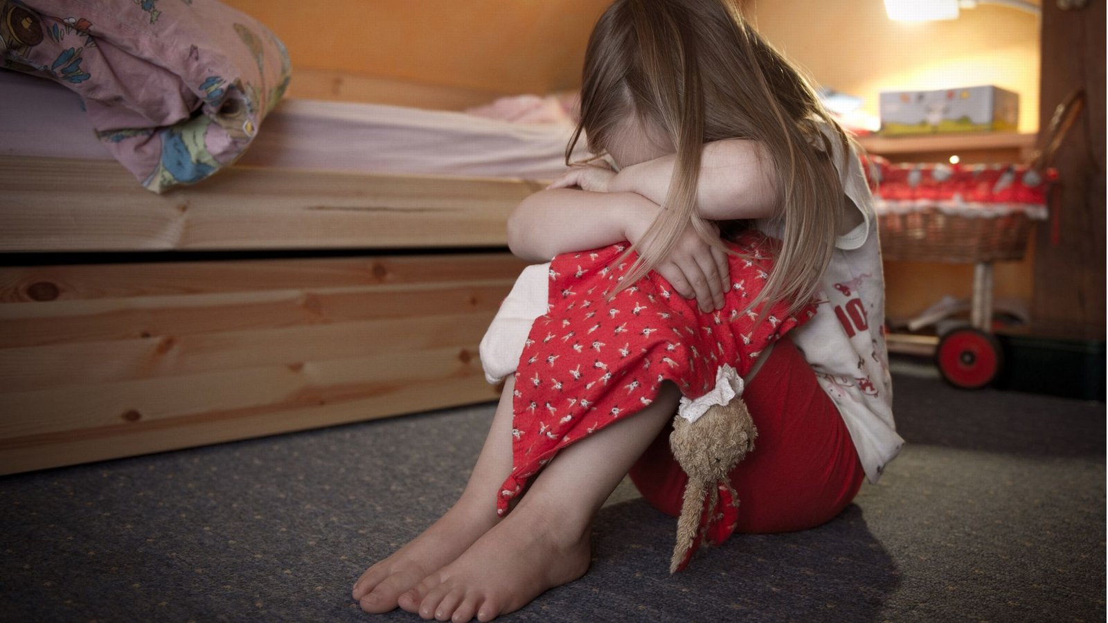 Keine Lust zum Spielen und Reden: Eltern merken oft im alltäglichen Verhalten ihrer Kinder, dass ihnen etwas schwer auf der Seele lastet.Foto: dpa/Patrick Pleul Keine Lust zum Spielen und Reden: Eltern merken oft im alltäglichen Verhalten ihrer Kinder, dass ihnen etwas schwer auf der Seele lastet.Foto: dpa/Patrick Pleul