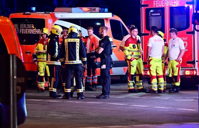 Einsatzkräfte von Polizei und Feuerwehr nach dem Auto-Angriff auf den Christopher Street Day (CSD) in Berlin.<span class='image-autor'>Fabian Sommer/dpa</span>
