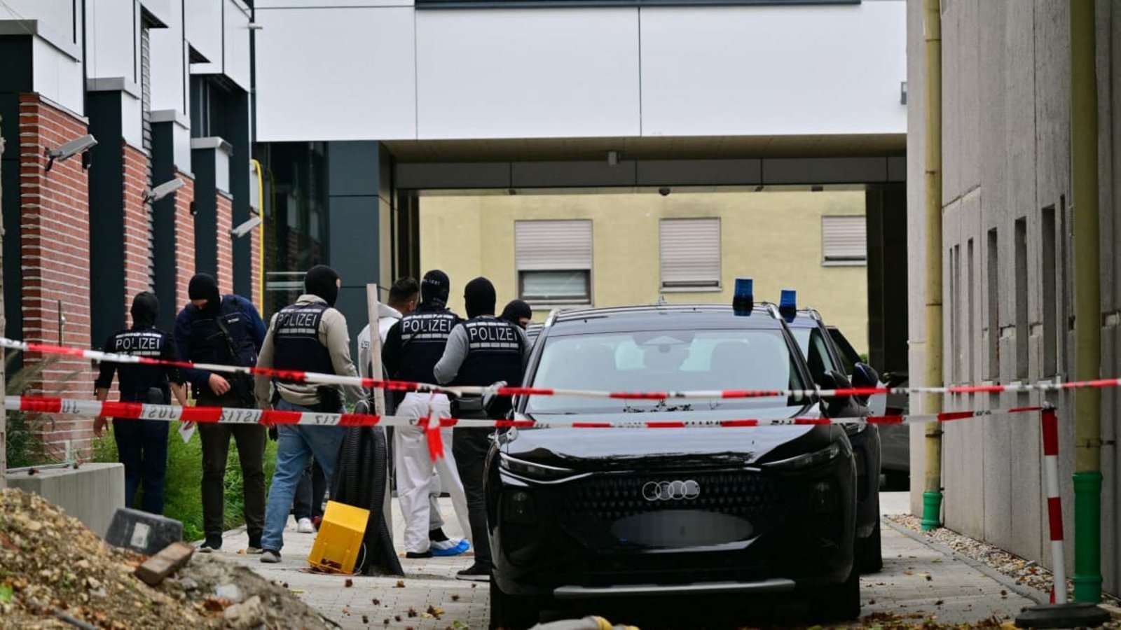 Die zwei in Nürtingen festgenommenen Männer werden dem Amtsrichter in Nürtigen vorgeführt. Dieser setzt den Haftbefehl in Kraft. Sie sollen im September in Polen einen Brandanschlag auf die Bodenstation des Satellitennetzes Starlink verübt haben.Jan-Philipp Strobel/dpa Die zwei in Nürtingen festgenommenen Männer werden dem Amtsrichter in Nürtigen vorgeführt. Dieser setzt den Haftbefehl in Kraft. Sie sollen im September in Polen einen Brandanschlag auf die Bodenstation des Satellitennetzes Starlink verübt haben.Jan-Philipp Strobel/dpa