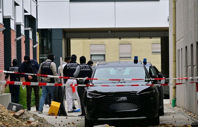 Die zwei in Nürtingen festgenommenen Männer werden dem Amtsrichter in Nürtigen vorgeführt. Dieser setzt den Haftbefehl in Kraft. Sie sollen im September in Polen einen Brandanschlag auf die Bodenstation des Satellitennetzes Starlink verübt haben.<span class='image-autor'>Jan-Philipp Strobel/dpa</span>