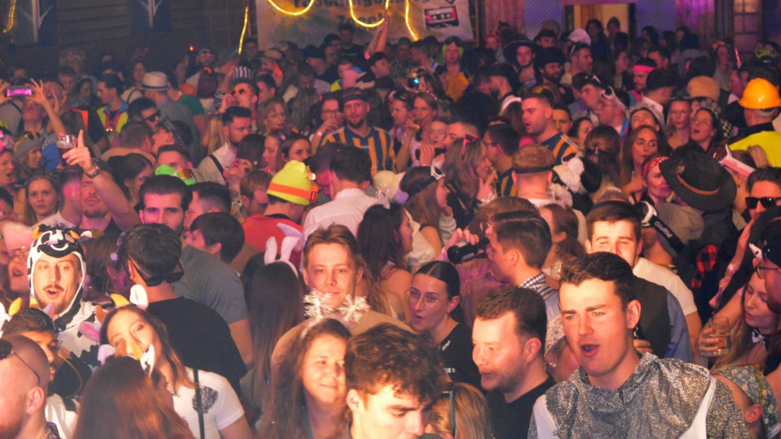 Gute Stimmung: In der Turn- und Festhalle tummeln sich 500 Narren.  Fotos: Stahlfeld