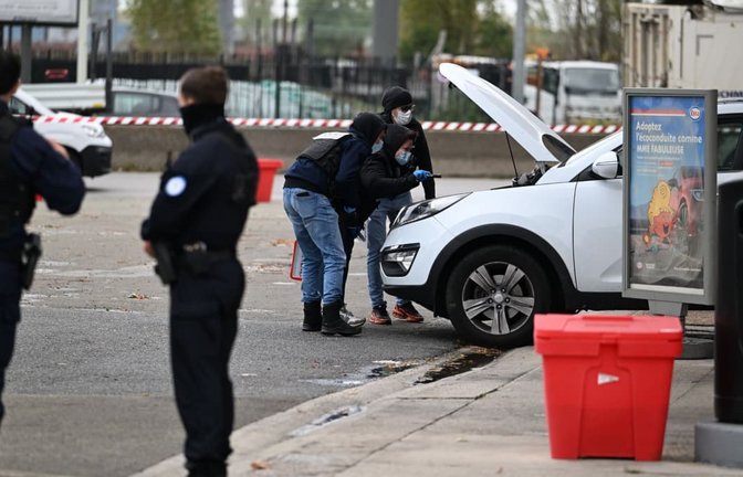 Die Polizei durchsucht nach dem Anschlag bei Paris ein Auto an einer Tankstelle. Die Untersuchungen deuten immer mehr auf ein rassistisches Motiv hin.<span class='image-autor'>Emma Da Silva/AP/dpa</span>