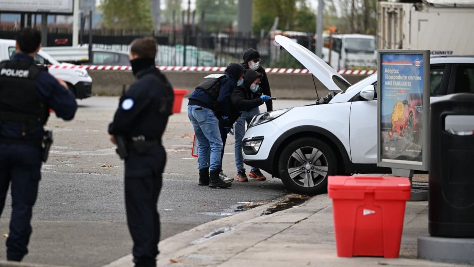 Die Polizei durchsucht nach Schüssen in Trappes vor den Toren von Paris ein Auto an einer Tankstelle. Ein Mann in einem Auto hat in Gemeinden bei Paris auf offener Straße mehrere Schüsse abgefeuert.Emma Da Silva/AP/dpa Die Polizei durchsucht nach Schüssen in Trappes vor den Toren von Paris ein Auto an einer Tankstelle. Ein Mann in einem Auto hat in Gemeinden bei Paris auf offener Straße mehrere Schüsse abgefeuert.Emma Da Silva/AP/dpa