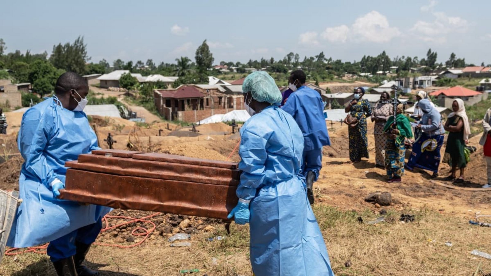 Mitarbeiter des Roten Kreuzes bereiten sich darauf vor ein sechs Monate altes, durch Ebola verstorbenes Waisenmädchen, auf dem Bigo-Friedhof beizusetzen.Moses Sawasawa/AP/dpa Mitarbeiter des Roten Kreuzes bereiten sich darauf vor ein sechs Monate altes, durch Ebola verstorbenes Waisenmädchen, auf dem Bigo-Friedhof beizusetzen.Moses Sawasawa/AP/dpa