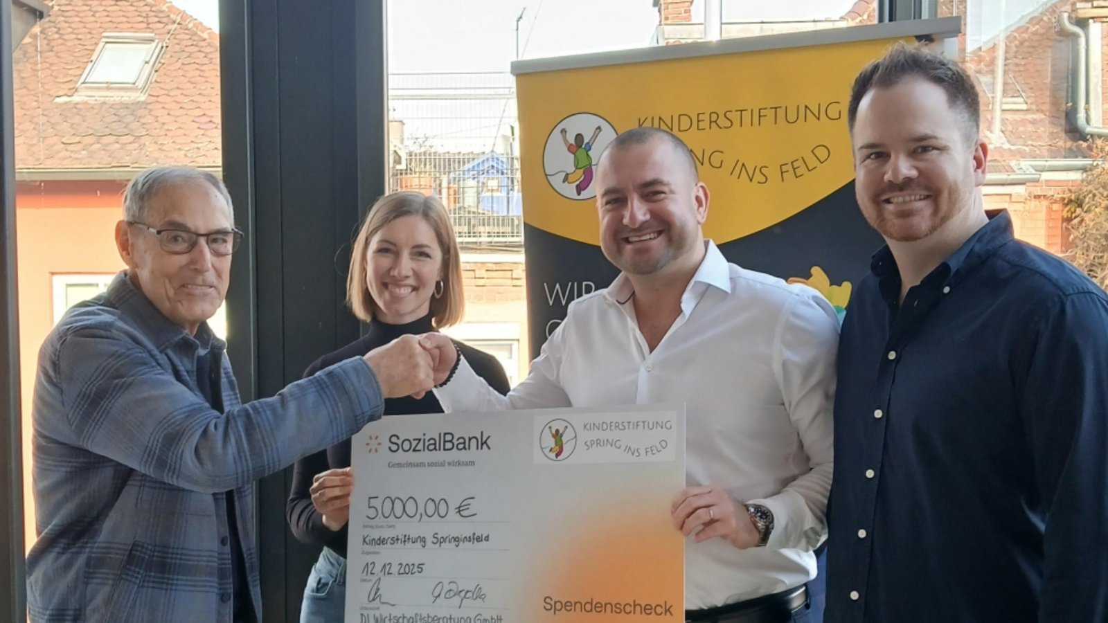 Freude über die Spende (von links): Dr. Norbert Gangl und Anja Zeller von der Kinderstiftung nehmen den Scheck von Marco Drapalla und Daniel Ivakovic (DI Wirtschaftsberatung) entgegen. Foto: Kinderstiftung Springinsfeld Freude über die Spende (von links): Dr. Norbert Gangl und Anja Zeller von der Kinderstiftung nehmen den Scheck von Marco Drapalla und Daniel Ivakovic (DI Wirtschaftsberatung) entgegen. Foto: Kinderstiftung Springinsfeld