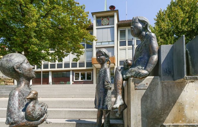 Das Rathaus in Neckarweihingen ist ortsbildprägend. Nun wird es von der Wohnungsbau Ludwigsburg aufgekauft.<span class='image-autor'>Simon Granville</span>
