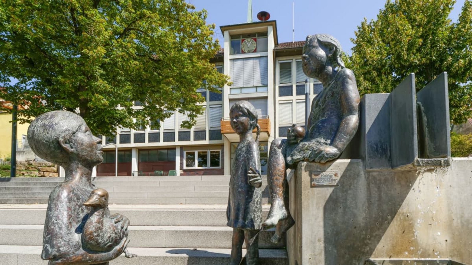 Das Rathaus in Neckarweihingen ist ortsbildprägend. Nun wird es von der Wohnungsbau Ludwigsburg aufgekauft.Simon Granville