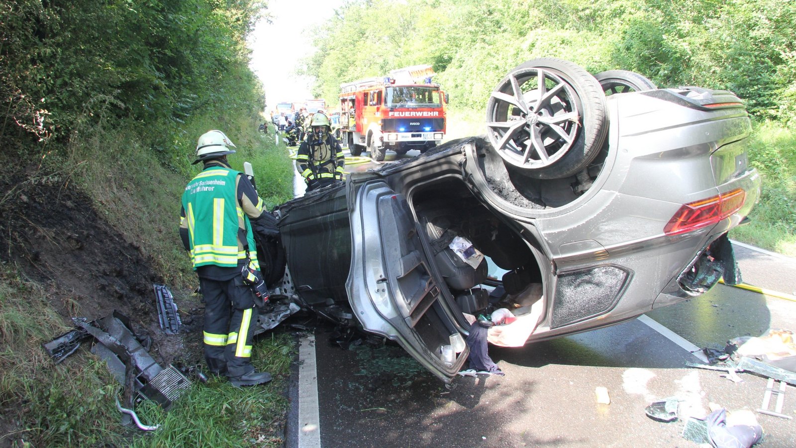 Nach dem Unfall ist die Landesstraße 1106 zeitweilig voll gesperrt.  Foto: Banholzer