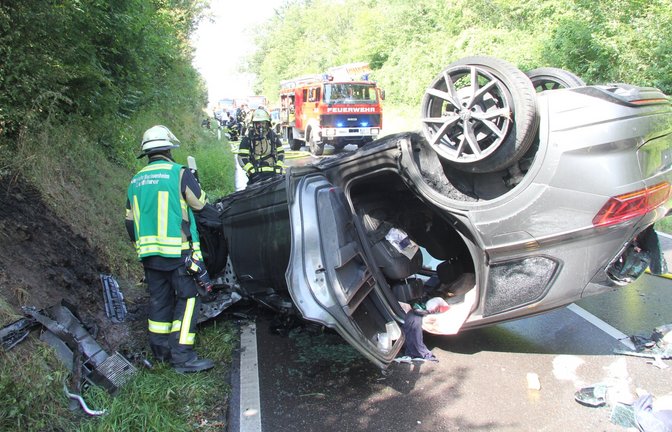 Nach dem Unfall ist die Landesstraße 1106 zeitweilig voll gesperrt.  <span class='image-autor'>Foto: Banholzer</span>