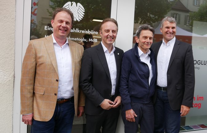 Der Chef der SPD-Bundestagsfraktion, Rolf Mützenich (Zweiter von rechts) war bei der Eröffnung der neuen SPD-Geschäftsstelle in Ludwigsburg zu Gast und versprach, sich für die Realisierung der Stadtbahn stark zu machen. Sehr zur Freude von Ludwigsburgs OB Matthias Knecht, dem Bundestagsabgeordneten Macit Karaahmetoglu und Remsecks OB Dirk Schönberger (von links).  <span class='image-autor'>Foto: p</span>