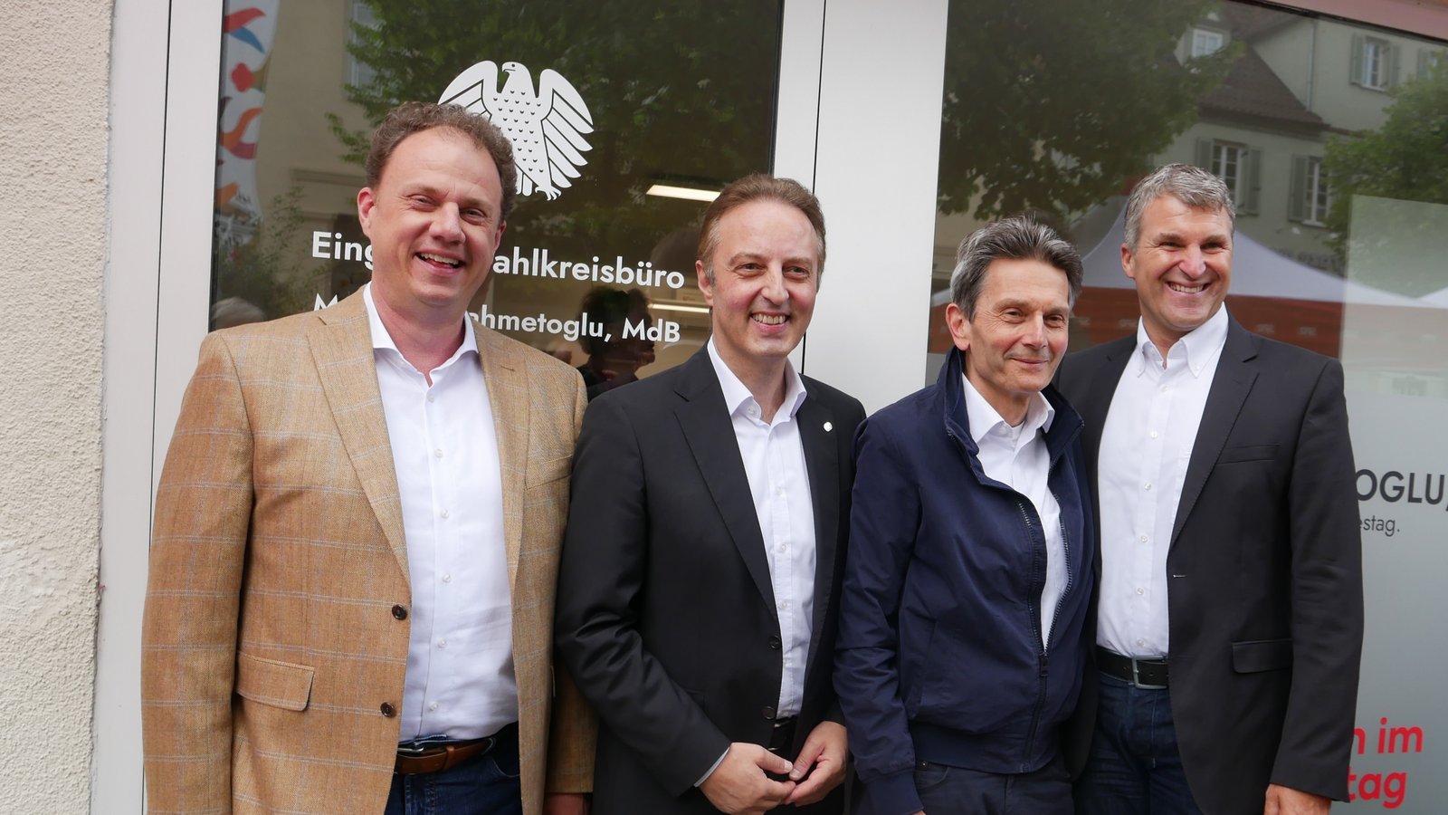 Der Chef der SPD-Bundestagsfraktion, Rolf Mützenich (Zweiter von rechts) war bei der Eröffnung der neuen SPD-Geschäftsstelle in Ludwigsburg zu Gast und versprach, sich für die Realisierung der Stadtbahn stark zu machen. Sehr zur Freude von Ludwigsburgs OB Matthias Knecht, dem Bundestagsabgeordneten Macit Karaahmetoglu und Remsecks OB Dirk Schönberger (von links).  Foto: p
