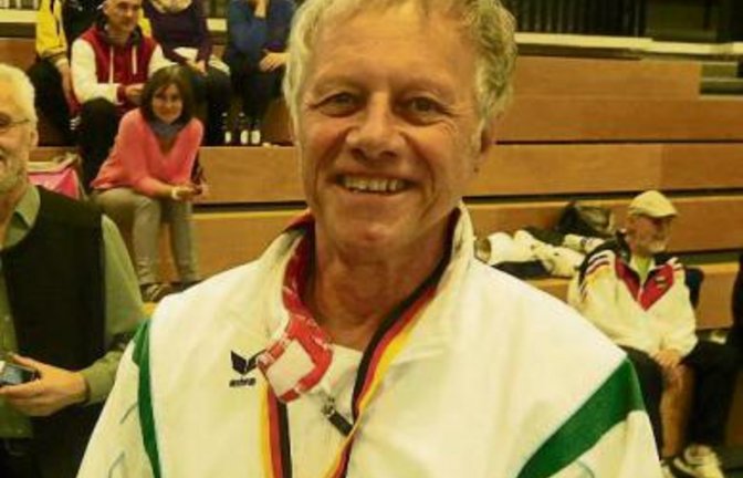 Bruno Kachur strahlt nach dem Gewinn der Goldmedaille mit dem Degen. Foto: privat