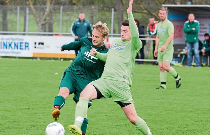 Thomas Schneider (links) zieht gegen den Gemmrigheimer Andreas Joos ab. Für den Sersheimer ist es am Sonntag fast ein Endspiel. Foto: Nachreiner
