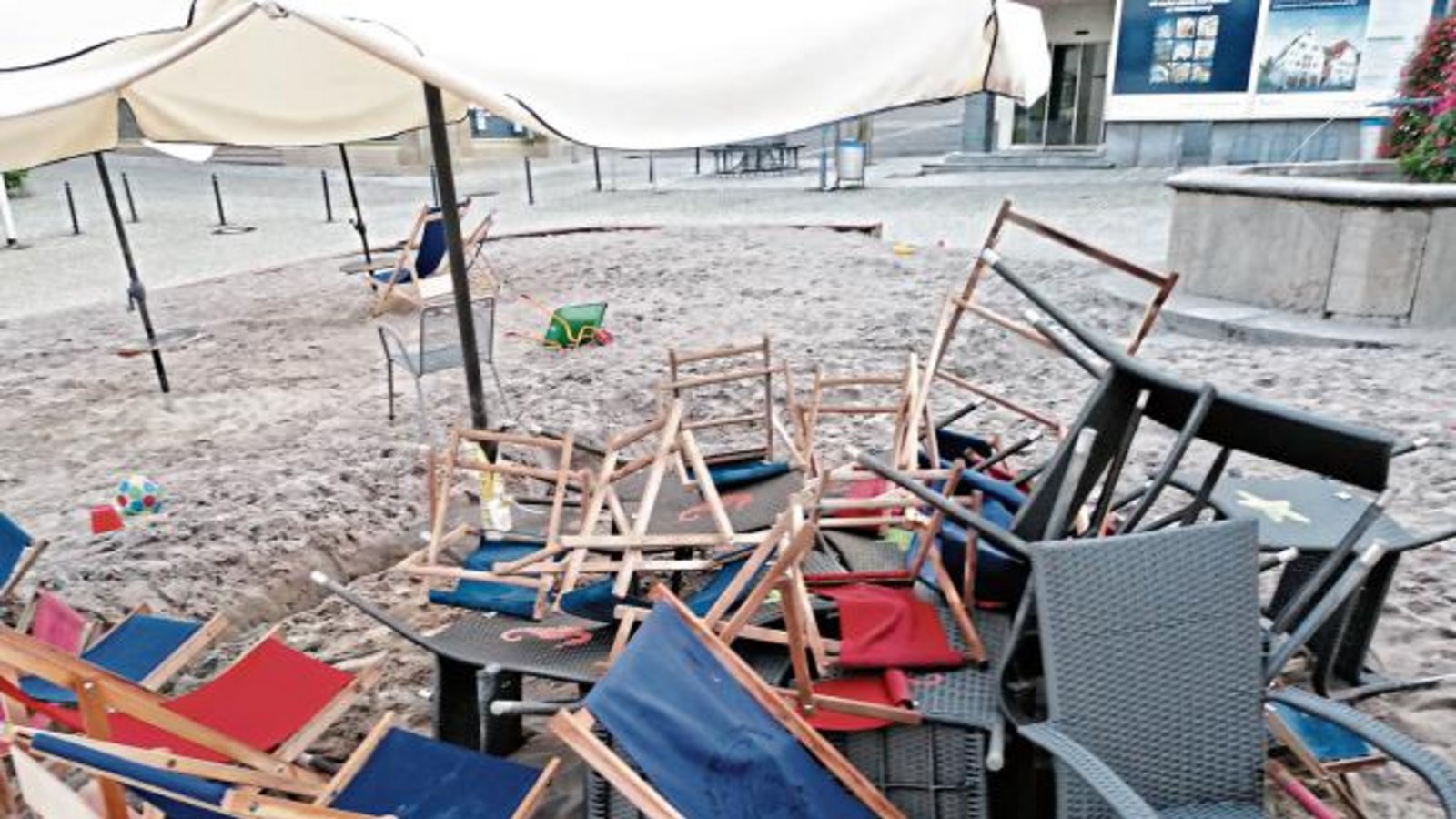Sauerei: So sah es gestern Morgen im Vaihinger Sandkasten aus. Foto: Blessing