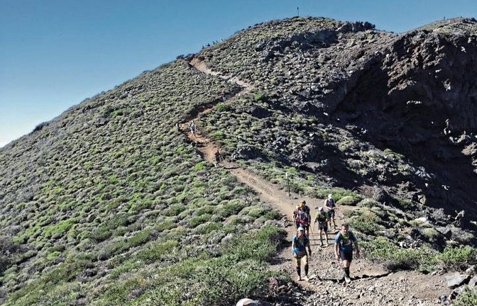 Die Landschaft rund um die Caldera des 2426 Meter hohen Roque de los Muchachos auf La Palma (oben) konnten Karl-Heinz Dieterle (unten links) und Hugo Weissinger (unten rechts) kaum genießen, die Strecke war technisch zu anspruchsvoll. Fotos: privat