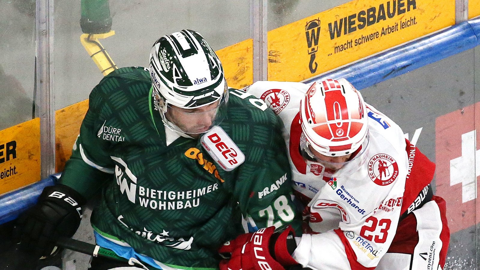 Cole MacDonald (links) von den Bietigheim Steelers wird von Markus Erk, einem Torschützen des EC Bad Nauheim bedrängt. Foto: Baumann Cole MacDonald (links) von den Bietigheim Steelers wird von Markus Erk, einem Torschützen des EC Bad Nauheim bedrängt. Foto: Baumann