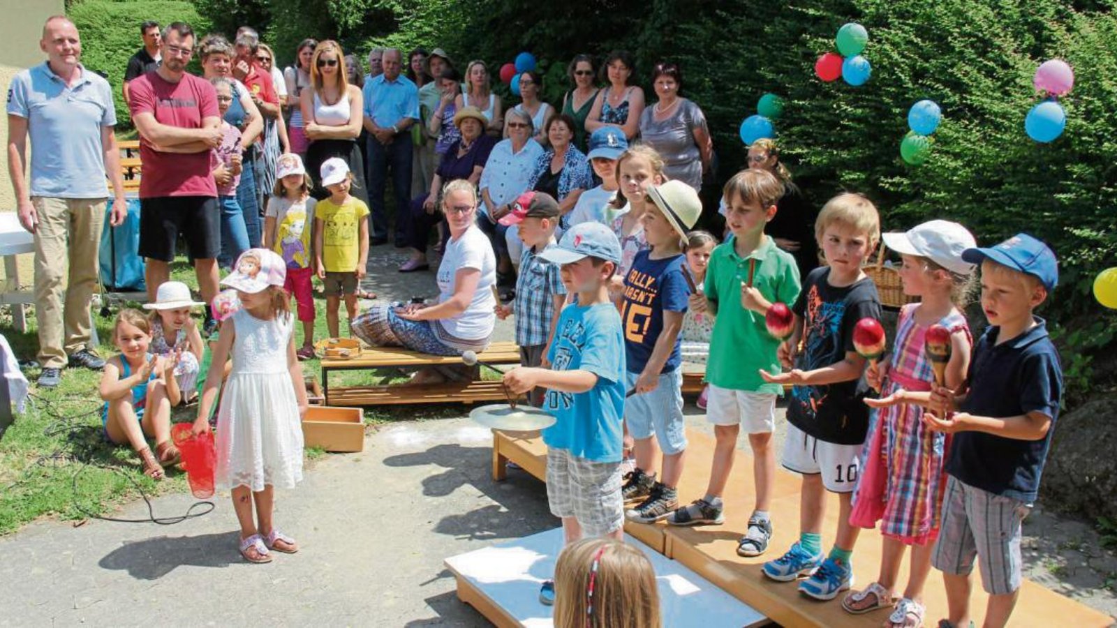 Kinder des Rieter Kindergartens lieferten zu einem Stück aus Tschaikowskys Nussknacker-Suite den Takt.  Foto: Elsässer