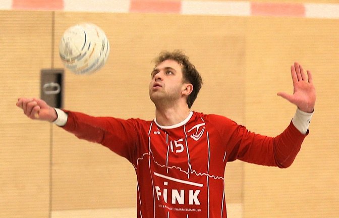 Eine konzentrierte Leistung ist am Samstag von Tobias Maurer und den Faustballern des TV Vaihingen nötig. <span class='image-autor'>Foto: Küppers</span>