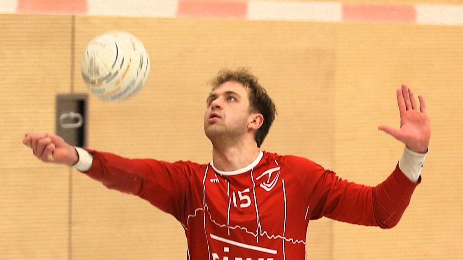 Eine konzentrierte Leistung ist am Samstag von Tobias Maurer und den Faustballern des TV Vaihingen nötig. Foto: Küppers