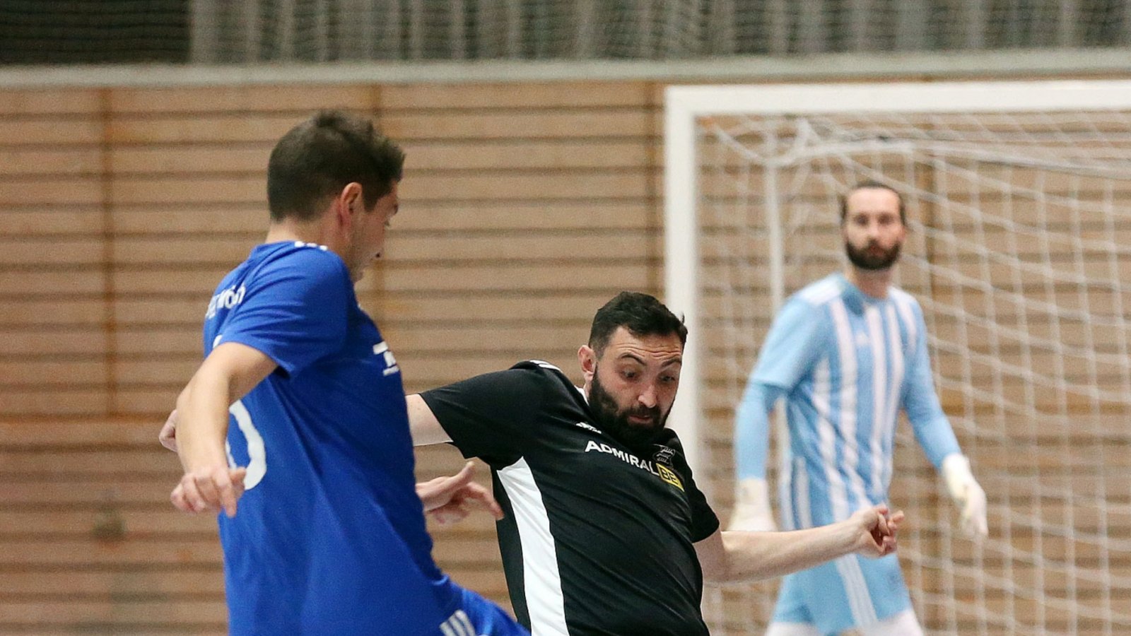 Der TSV Großglattbach (links, in Schwarz) erkämpft sich Platz vier, für den SV Illingen pariert Torwart Leon Berner im Finale zwei Neunmeter. Der TSV Großglattbach (links, in Schwarz) erkämpft sich Platz vier, für den SV Illingen pariert Torwart Leon Berner im Finale zwei Neunmeter.