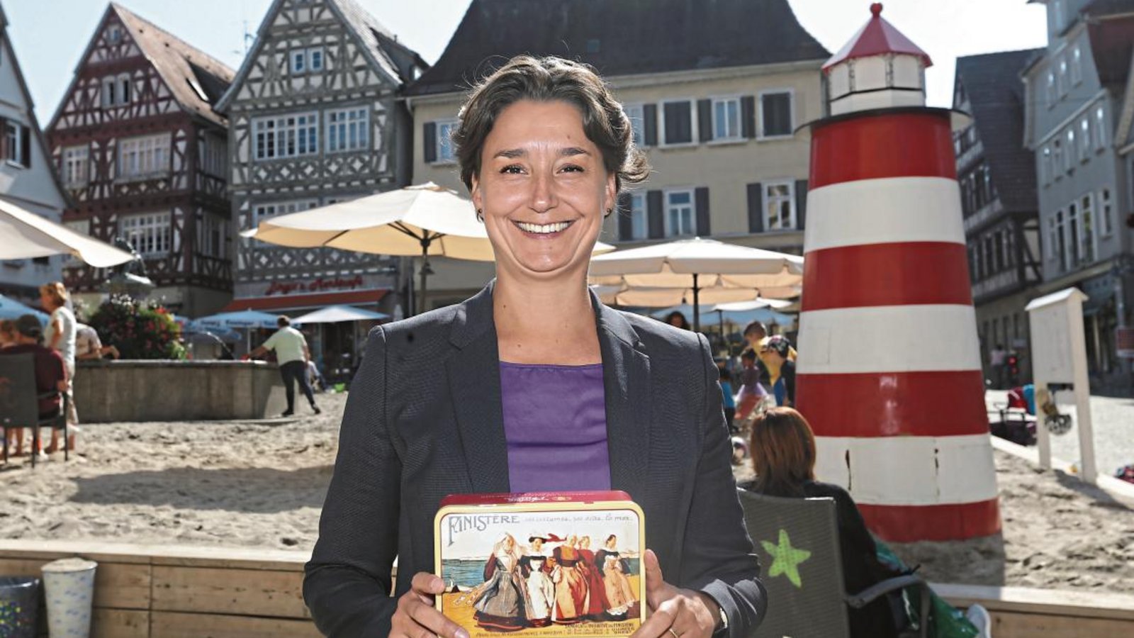 Erinnerung an den Urlaub in der Bretagne: Sandra Detzer kommt mit einer bunt gestalteten Keksdose zum Vaihinger Strandleben. Foto: Küppers