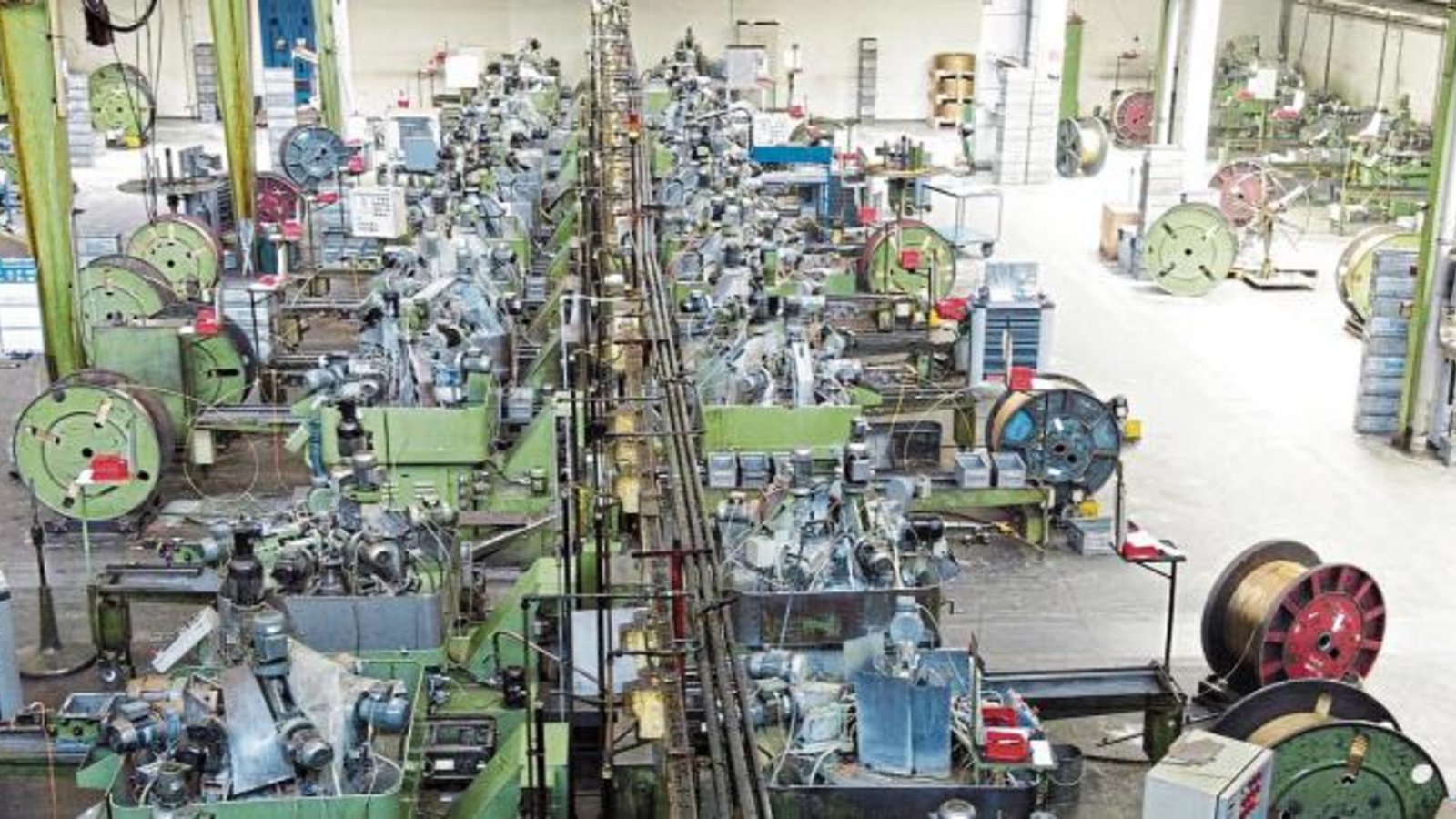 Blick in die Produktion: 45 Rundtaktmaschinen mit einem vollautomatisierten Teilefinish und mehreren Montage- und Schraubautomaten.