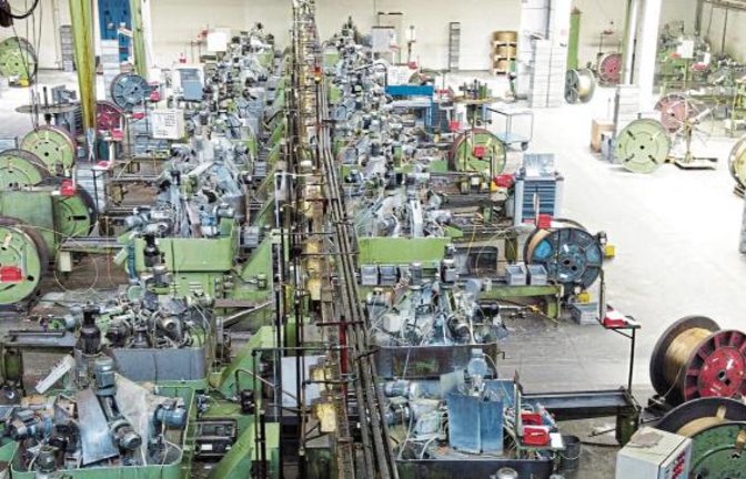Blick in die Produktion: 45 Rundtaktmaschinen mit einem vollautomatisierten Teilefinish und mehreren Montage- und Schraubautomaten.