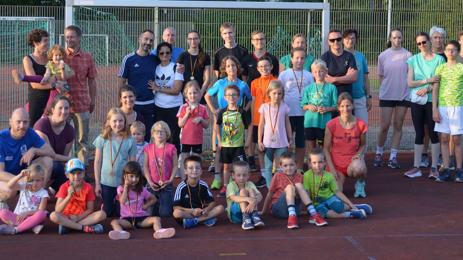 Saisonabschluss beim TV Vaihingen: Leichtathletiktraining mit der ganzen Familie und Freunden. Foto: privat
