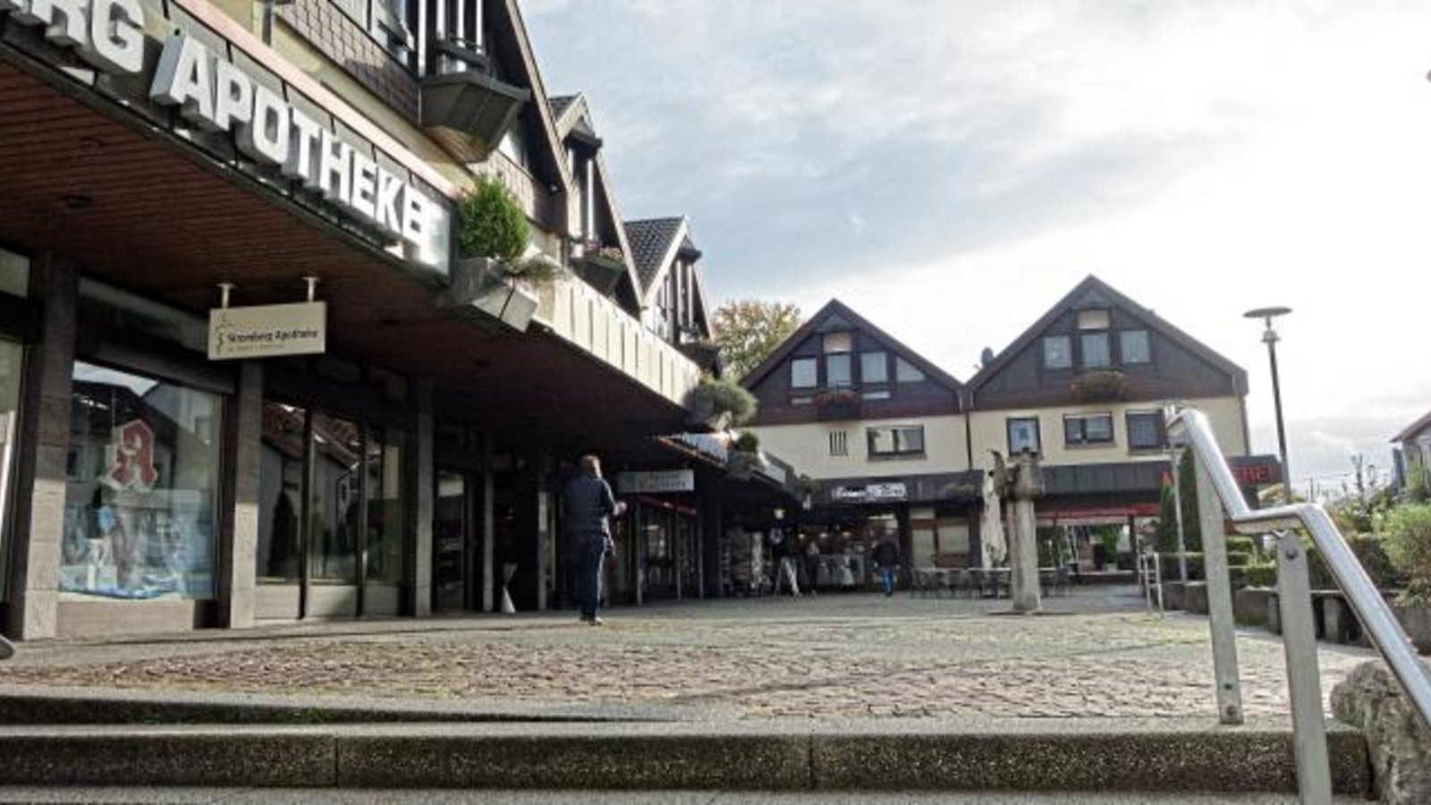 An der Treppe im Bereich der Apotheke am Markt soll ein öffentliches Bücherregal aufgestellt werden. Die Treppe selbst soll laut Beleuchtungskonzept gesondert angestrahlt werden. An der Treppe im Bereich der Apotheke am Markt soll ein öffentliches Bücherregal aufgestellt werden. Die Treppe selbst soll laut Beleuchtungskonzept gesondert angestrahlt werden.