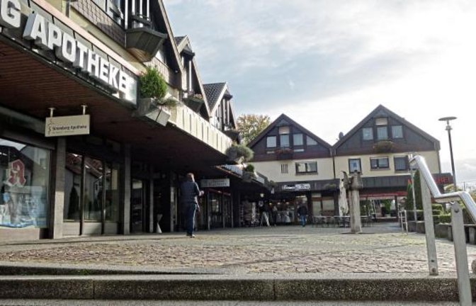 An der Treppe im Bereich der Apotheke am Markt soll ein öffentliches Bücherregal aufgestellt werden. Die Treppe selbst soll laut Beleuchtungskonzept gesondert angestrahlt werden.