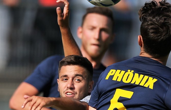 Erfolgreich in die Zange genommen: Nussdorfs Spielertrainer Nikola Ristomanov versucht, sich gegen die Lomersheimer Felix Weber (hinten) und David Kirschbaum durchzusetzen. <span class='image-autor'>Foto: Küppers</span>