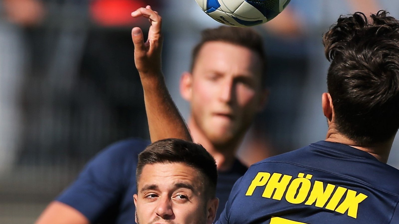 Erfolgreich in die Zange genommen: Nussdorfs Spielertrainer Nikola Ristomanov versucht, sich gegen die Lomersheimer Felix Weber (hinten) und David Kirschbaum durchzusetzen. Foto: Küppers Erfolgreich in die Zange genommen: Nussdorfs Spielertrainer Nikola Ristomanov versucht, sich gegen die Lomersheimer Felix Weber (hinten) und David Kirschbaum durchzusetzen. Foto: Küppers