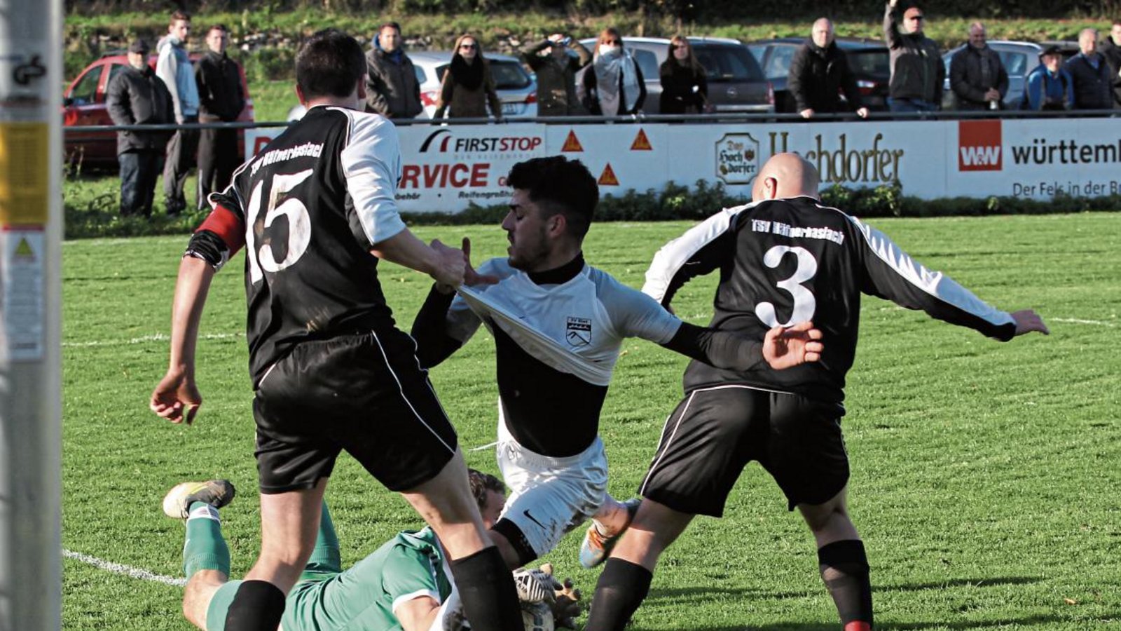 Im Nachfassen hat Marc Sladkowski (am Boden) den Ball sicher, nachdem Hakan Atalay (Mitte) den bereits am Boden liegenden Häfnerhaslacher Torwart mit einem Heber überwinden wollte. Foto: Nachreiner