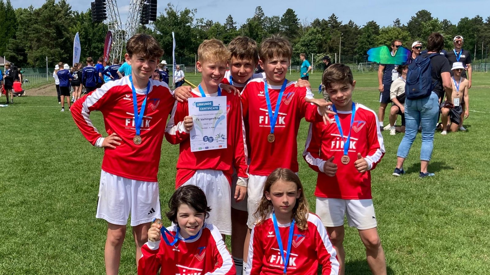 Stolz präsentiert die U 12 des TV Vaihingen ihre Bronzemedaillen. Fotos: privat