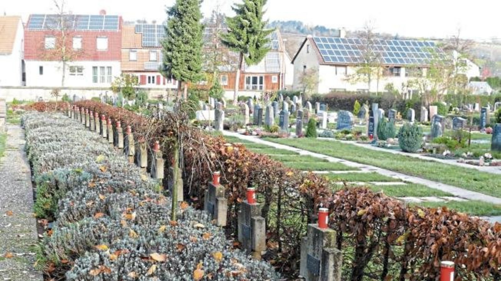 Erinnerung zum Volkstrauertag: Auch wenn keine Gedenkfeiern stattgefunden haben, sollte in Enzweihingen an die Opfer der Kriege erinnert werden. Am Ehrenmal und an den Kreuzen der Opfer wurden am Sonntag vom VdK Enzweihingen Grablichter aufgestellt. Diese