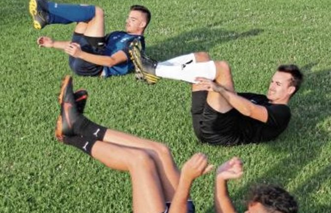 Ein paar Situps zur Körperstabilisierung durften bei der ersten Trainingseinheit des A-Ligisten SV Illingen in der neuen Saison auch nicht fehlen. Foto: Nachreiner