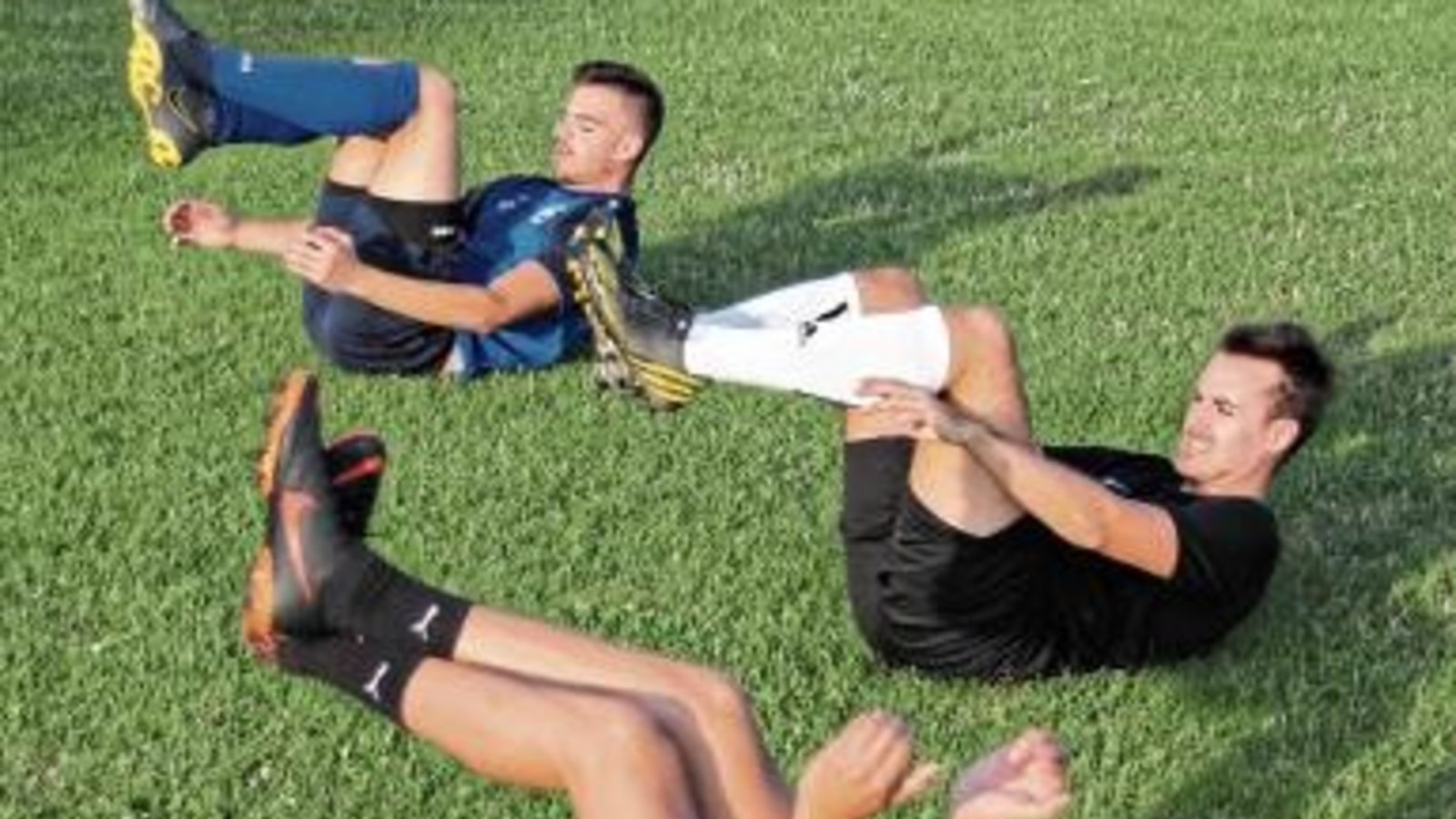 Ein paar Situps zur Körperstabilisierung durften bei der ersten Trainingseinheit des A-Ligisten SV Illingen in der neuen Saison auch nicht fehlen. Foto: Nachreiner Ein paar Situps zur Körperstabilisierung durften bei der ersten Trainingseinheit des A-Ligisten SV Illingen in der neuen Saison auch nicht fehlen. Foto: Nachreiner