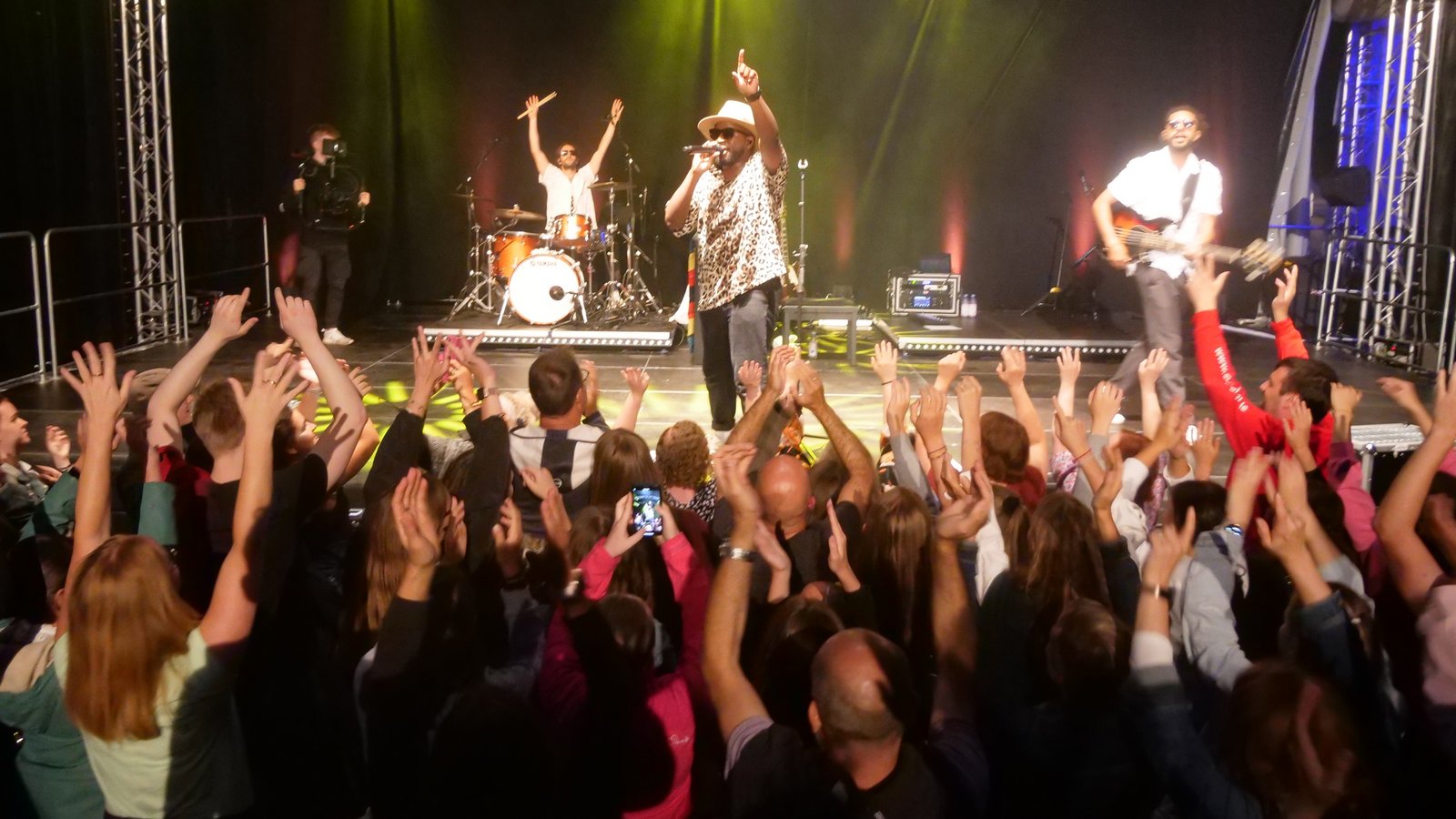 „Alle Hände hoch! Alle springen mit“: Mit seiner Band macht Kelvin Jones Stimmung – und das Publikum am Enzdamm feiert nur zu gerne mit. Foto: Friedrich