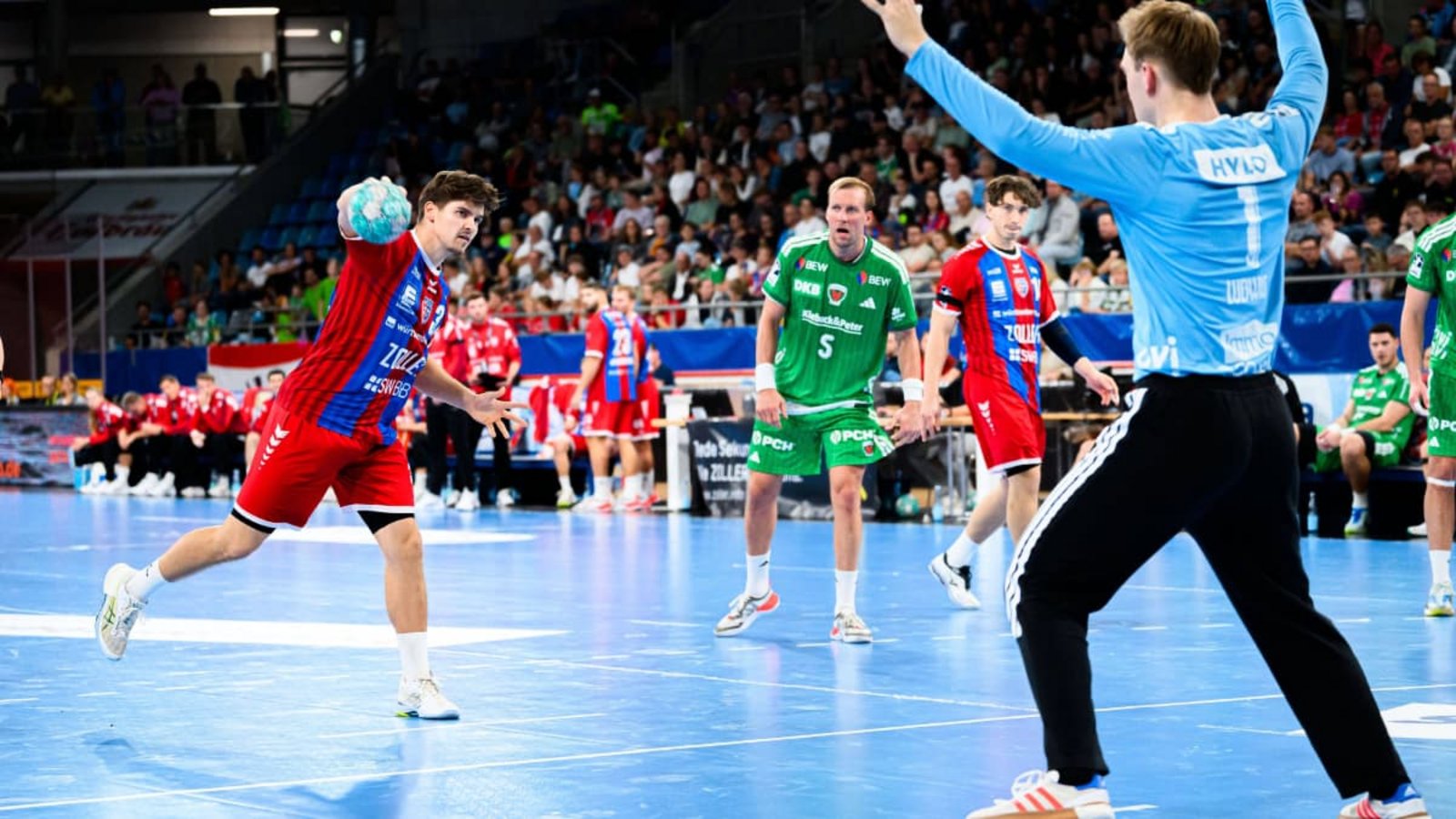 Bietigheims Alexander Pfeifer gegen Füchse-Keeper Lasse Ludwig – der Linksaußen verwandelte alle seine neun Siebenmeter.IMAGO/wolf-sportfoto Bietigheims Alexander Pfeifer gegen Füchse-Keeper Lasse Ludwig – der Linksaußen verwandelte alle seine neun Siebenmeter.IMAGO/wolf-sportfoto