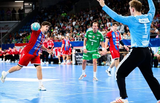 Bietigheims Alexander Pfeifer gegen Füchse-Keeper Lasse Ludwig&nbsp;– der Linksaußen verwandelte alle seine neun Siebenmeter.<span class='image-autor'>IMAGO/wolf-sportfoto</span>