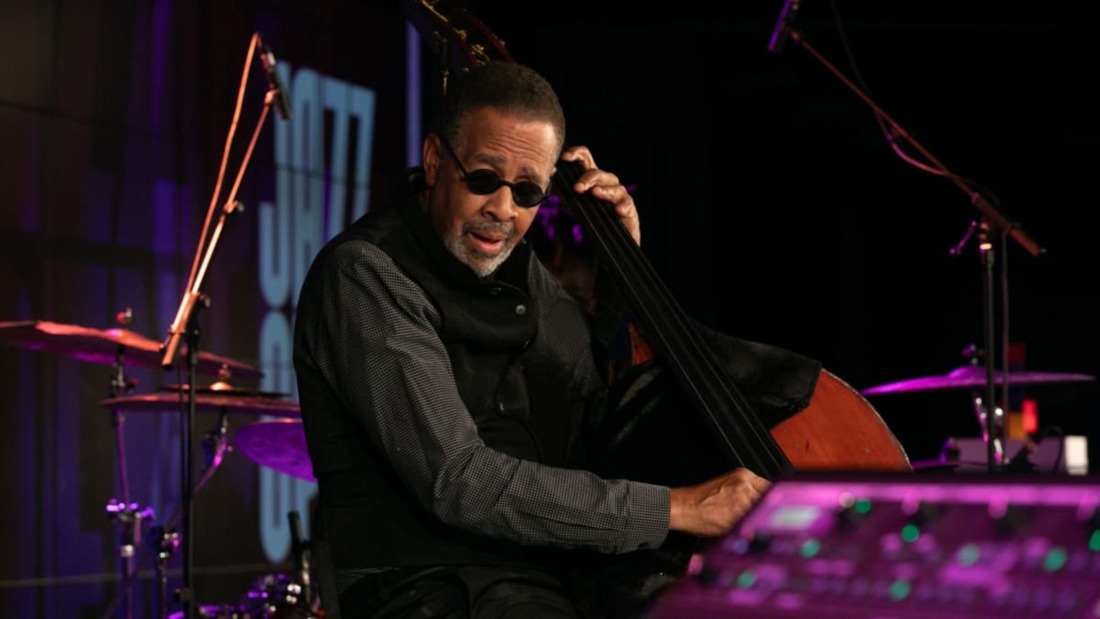Der legendäre US-Bassist und Jazz-Pionier Stanley Clarke wurde mit der German Jazz Trophy 2026 ausgezeichnet.Jazz Open/Christian Hass Der legendäre US-Bassist und Jazz-Pionier Stanley Clarke wurde mit der German Jazz Trophy 2026 ausgezeichnet.Jazz Open/Christian Hass