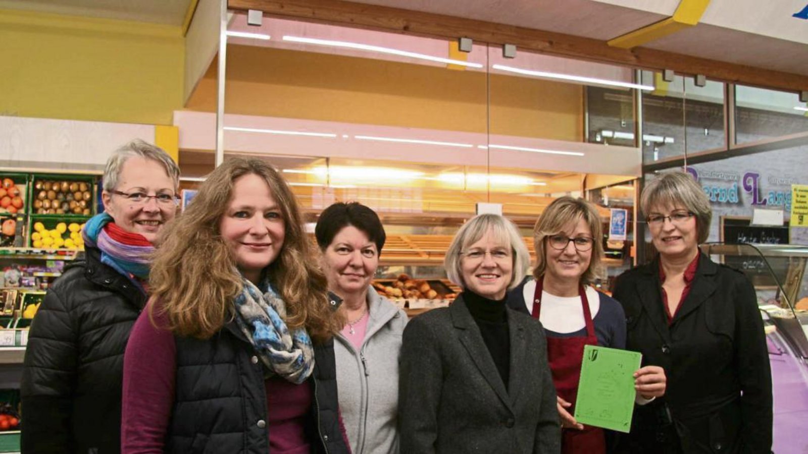 Beate Fetzer, Birgit Dinkel-Buchner, Gisela Stolper, Regina Schütz-Klose, Susanne Stolz und Gabi Bortz mit ihrem Kochbuch. Foto: Thomaser Beate Fetzer, Birgit Dinkel-Buchner, Gisela Stolper, Regina Schütz-Klose, Susanne Stolz und Gabi Bortz mit ihrem Kochbuch. Foto: Thomaser
