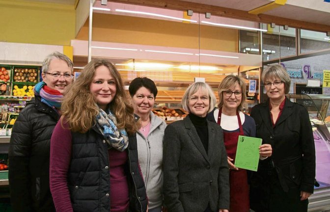 Beate Fetzer, Birgit Dinkel-Buchner, Gisela Stolper, Regina Schütz-Klose, Susanne Stolz und Gabi Bortz mit ihrem Kochbuch. Foto: Thomaser