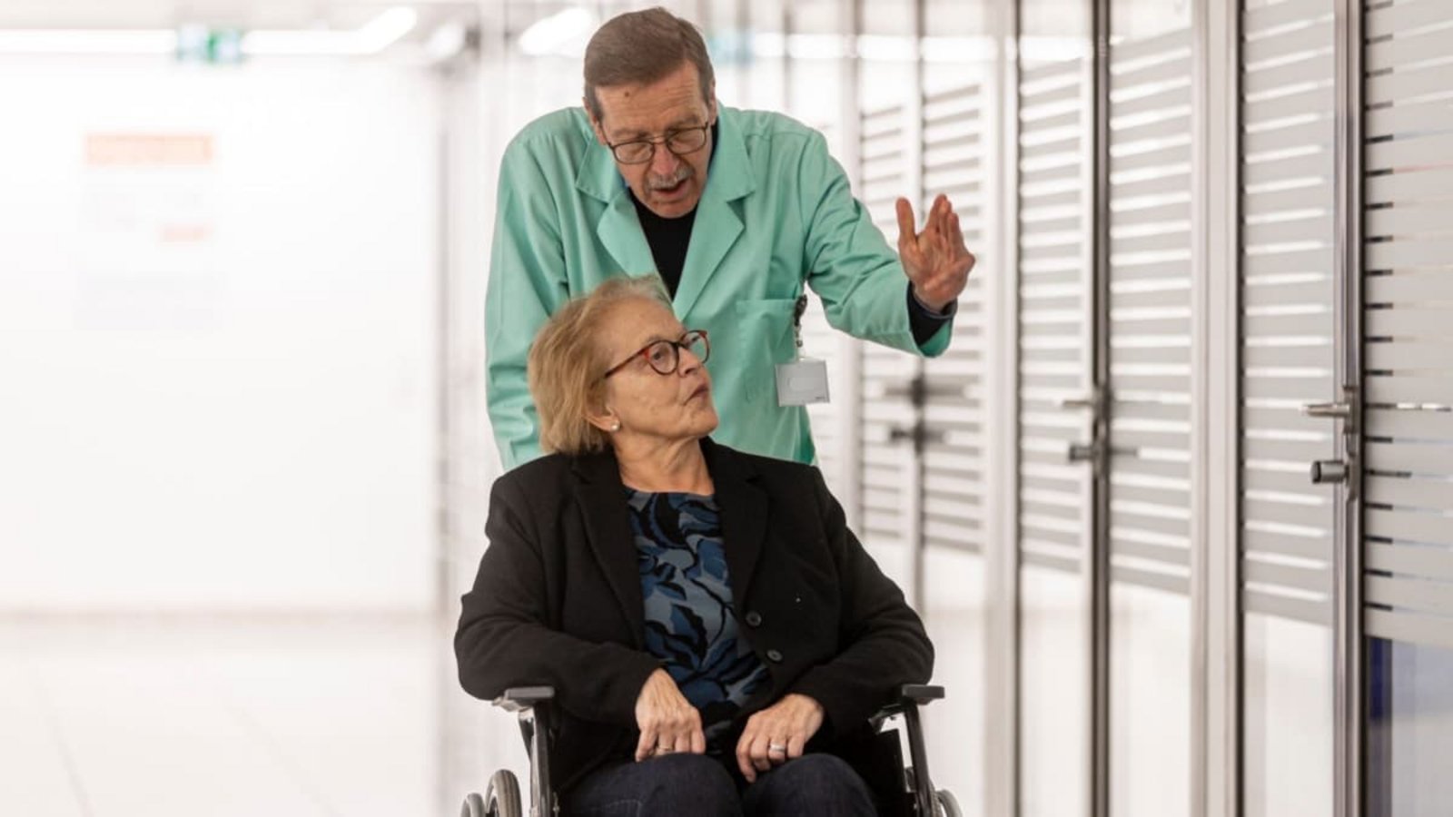Die Grünen Damen und Herren schenken Zeit, ein offenes Ohr und bieten Orientierung.Klinikum Stutgart Die Grünen Damen und Herren schenken Zeit, ein offenes Ohr und bieten Orientierung.Klinikum Stutgart
