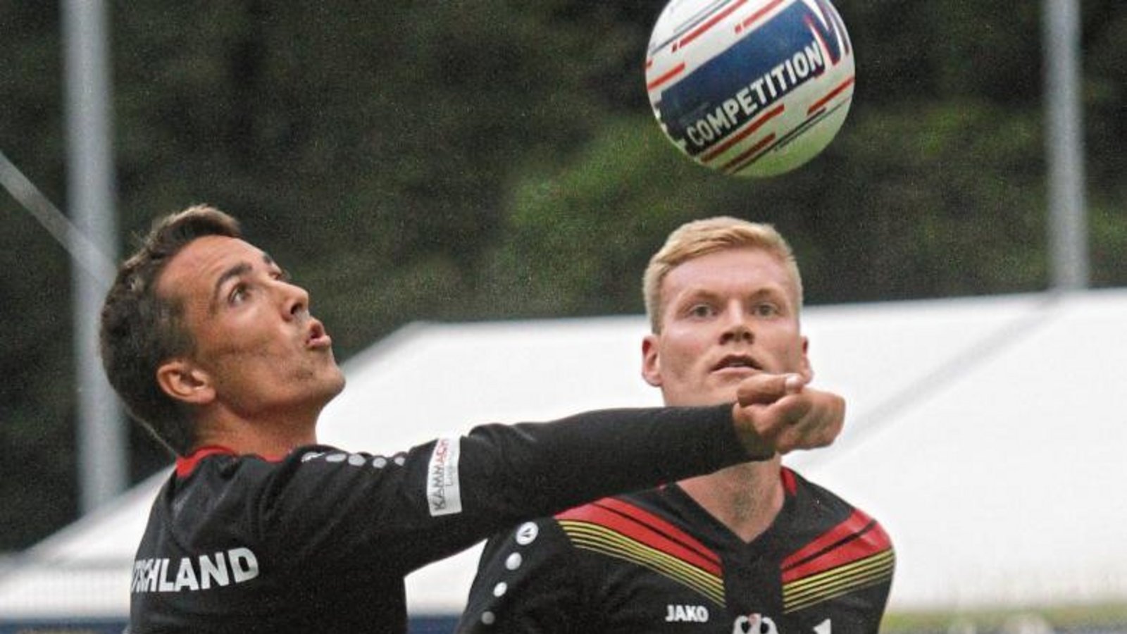 Tim Albrecht (von links) legt für Hauptangreifer Patrick Thomas auf. Vor allem die Zuspiele waren eine große Stärke der deutschen Faustballer in der WM-Vorrunde. Foto: DFBL/Spille Tim Albrecht (von links) legt für Hauptangreifer Patrick Thomas auf. Vor allem die Zuspiele waren eine große Stärke der deutschen Faustballer in der WM-Vorrunde. Foto: DFBL/Spille