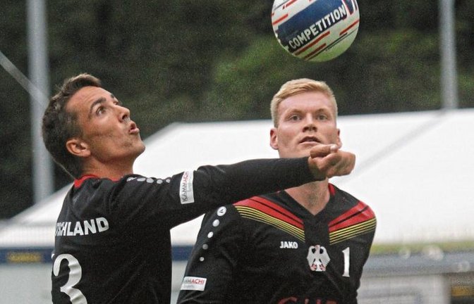Tim Albrecht (von links) legt für Hauptangreifer Patrick Thomas auf. Vor allem die Zuspiele waren eine große Stärke der deutschen Faustballer in der WM-Vorrunde. Foto: DFBL/Spille